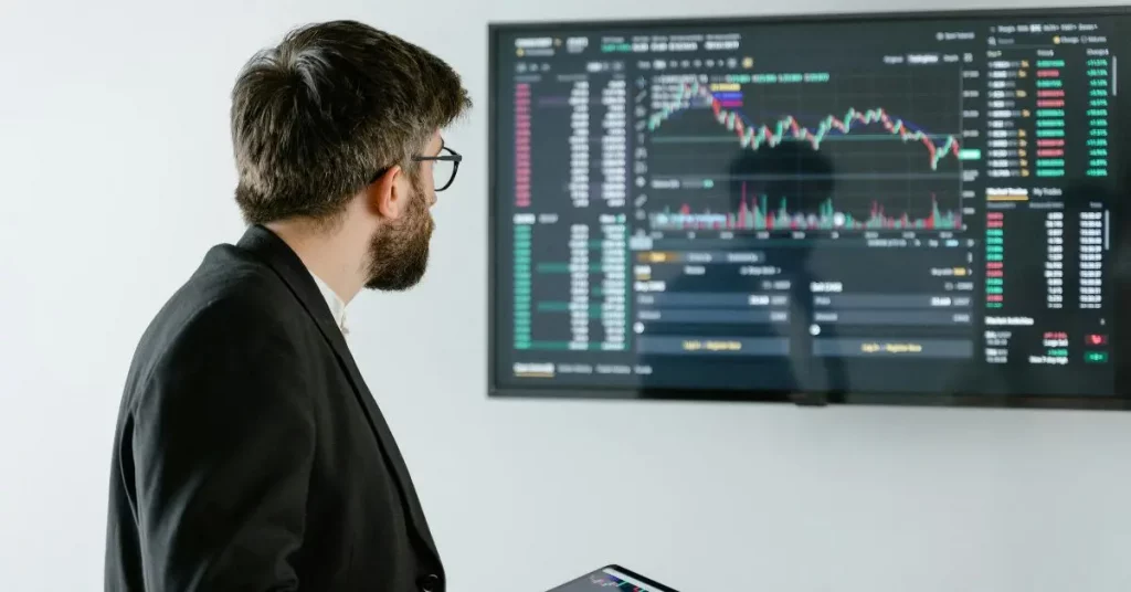 Consultor revisando panel de inteligencia de negocios con análisis de datos