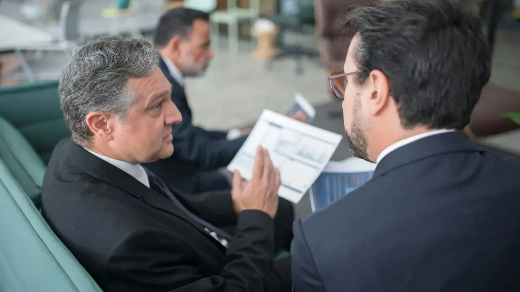 Equipo de consultores TI colaborando en soluciones tecnológicas para empresas.