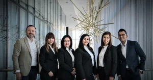 Equipo de trabajo de Synapsia brindando soluciones de TI