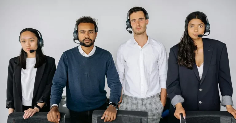 Ejecutivos de mesa de ayuda de Synapsia brindando soporte técnico